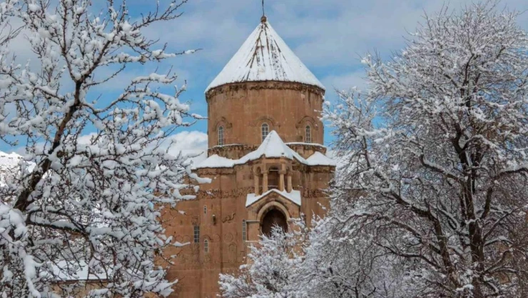 Van Büyükşehir Belediyesi kursiyerler Akdamar Adası'nı fotoğrafladı