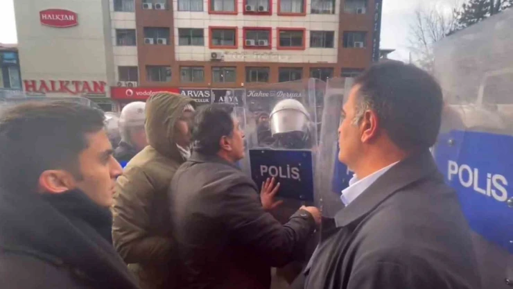 Van'da izinsiz yürüyüşte gerginlik: DEM Partili Mahmut Dindar polis kalkanını kırdı