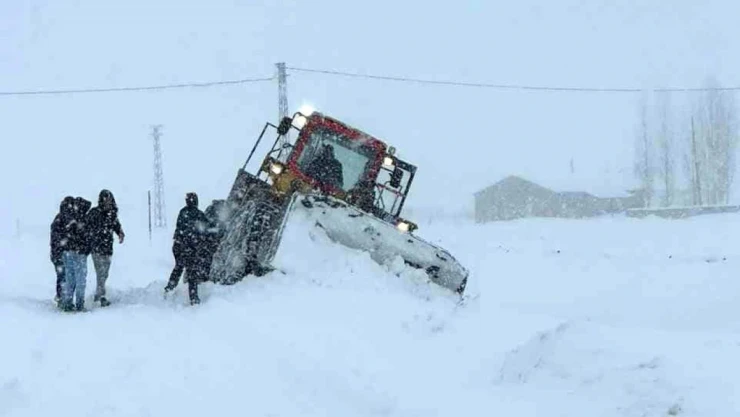 Van'da kurtarma çalışması sırasında iş makinesi kara saplandı