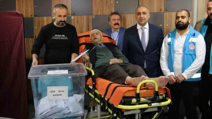 Van'daki hastalar oylarını sedye üzerinde kullandı