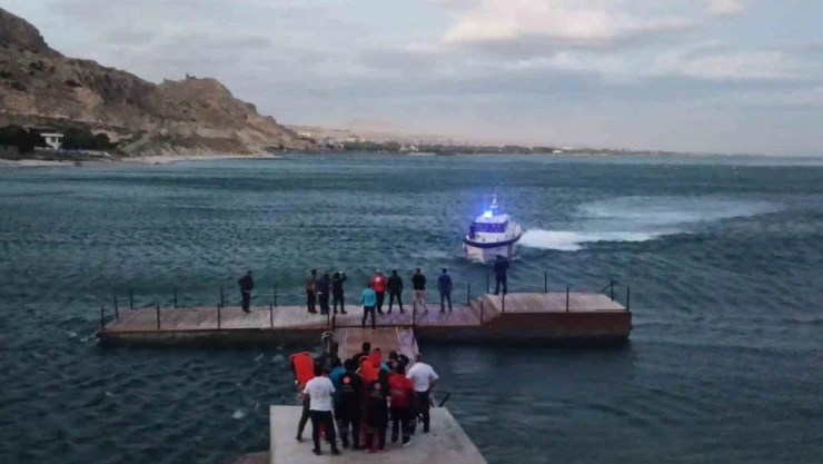 Van Gölü'nde kanoları devrilen 4 kişi ölümden döndü