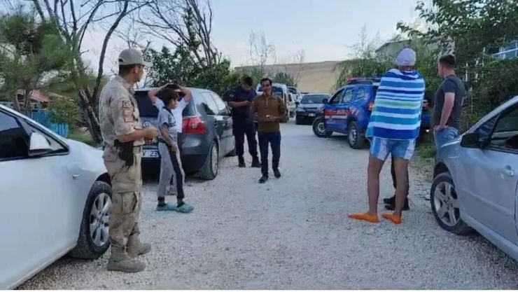 Van Gölü'ne açılan kişi ekipleri alarma geçirdi