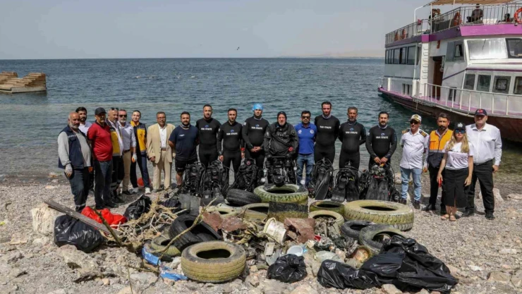 Van Gölü'nün dibinden çıkartılan atıklar pes dedirtti