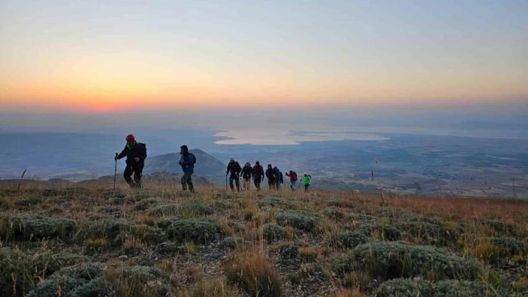 Vangölü Aktivistleri Derneği üyeleri Süphan Dağı'na tırmandı