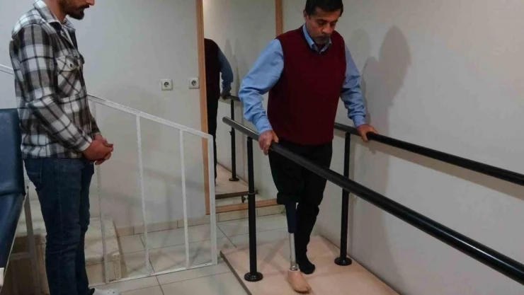 Vanlı Amcan'dan bacağı kesilen vatandaşa protez bacak