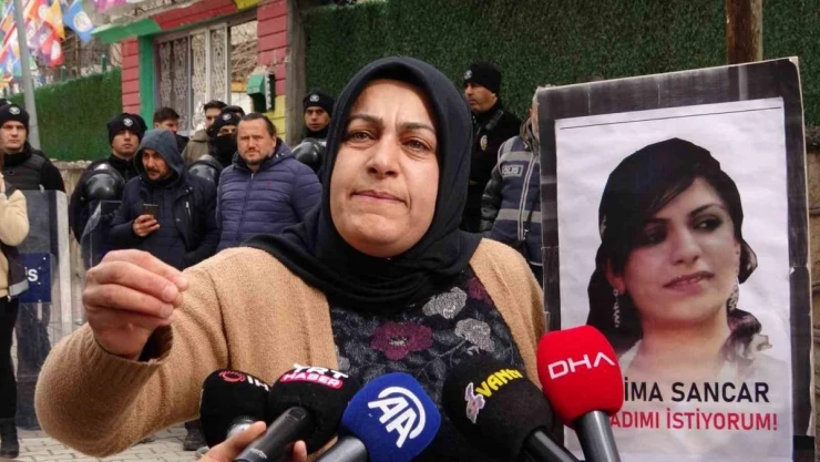 Vanlı anne: 'Ben evladım için buradayım, siyaset için değil'