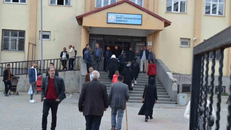 Varto'da oy kullanma işlemi sorunsuz devam ediyor