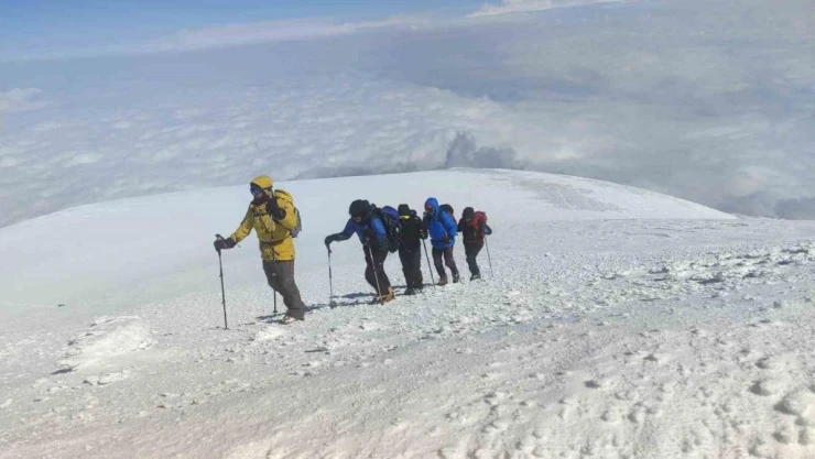 Yabancı turistler Ağrı Dağı zirvesinde