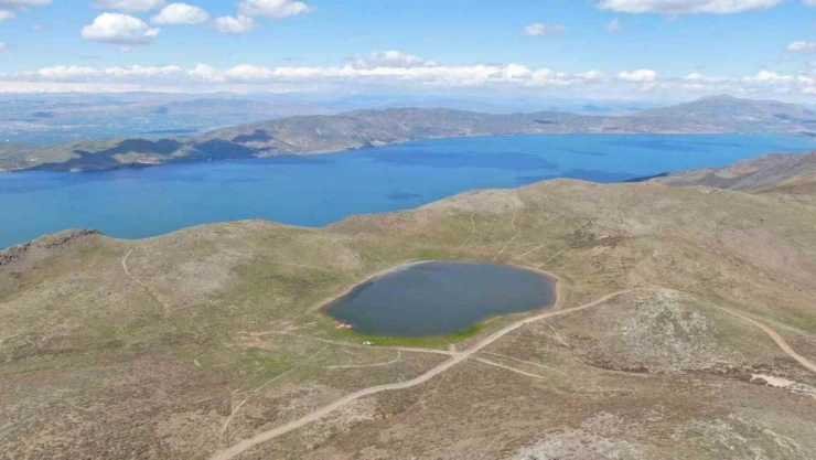 Yağışlar arttı, Hazababa Dağı'ndaki göl tekrar doldu