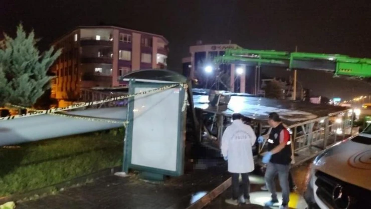 Yağmurdan korunmak için sığındığı tabela ölümüne neden oldu