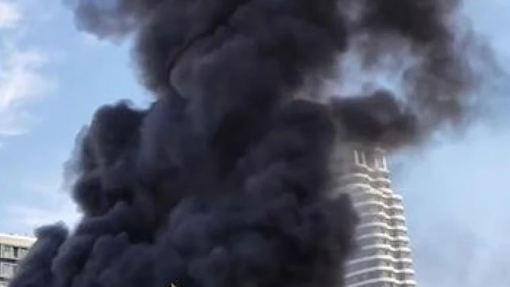 Yalıtım malzemelerinden çıkan yangın inşaat halindeki binaya sıçradı