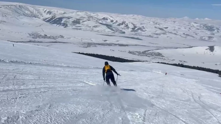 Yalnızçam Kayak Merkezi'nde hafta sonu yoğunluğu
