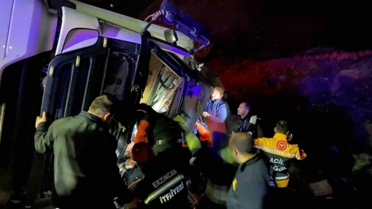 Yan yatan tırın içinde sıkışan sürücüsü kurtarıldı