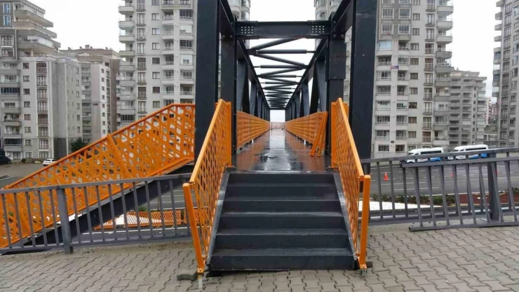 Yapımına geçen hafta başlanmıştı, yayalar için tehlike oluşturan noktaya üst geçit yapıldı