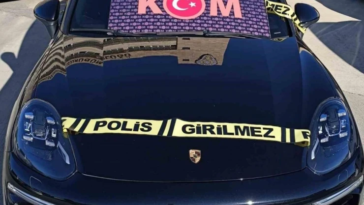 Yasa dışı yollarla Türkiye'ye sokulan 2 lüks araca el konuldu