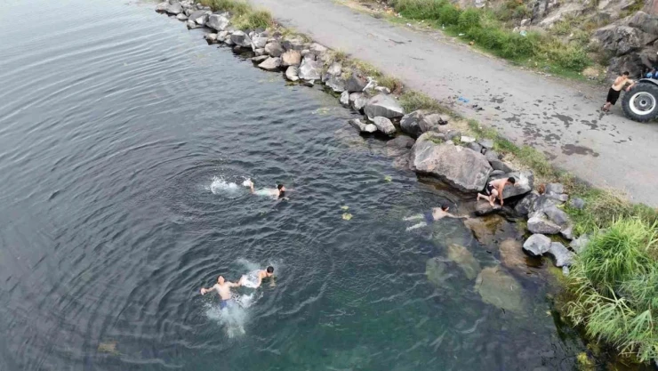 Yaz sıcağında serinlemek isteyenler soluğu Karasu Çayı'nda alıyorlar
