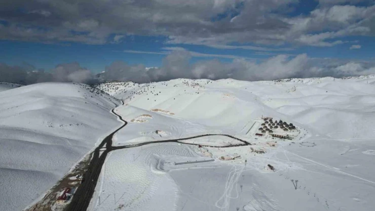 Yedikuyular Kayak Merkezi beyaza büründü