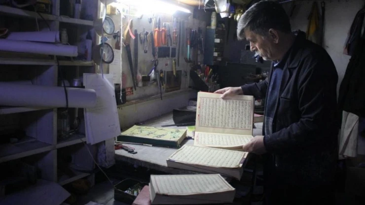 Yıpranan Kur'an-ı Kerimleri 46 yıldır onarıyor