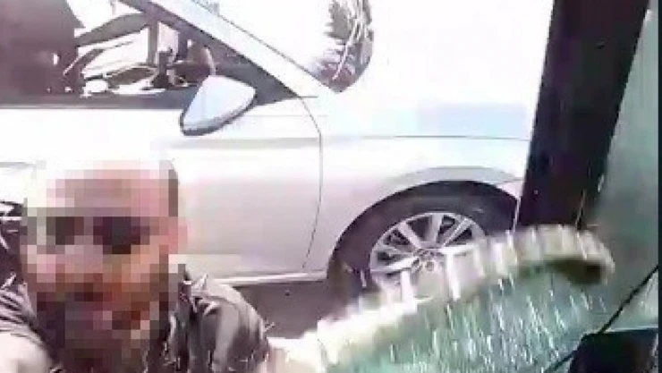 Yol vermeyen otobüse saldırıp yumrukla camını patlattı