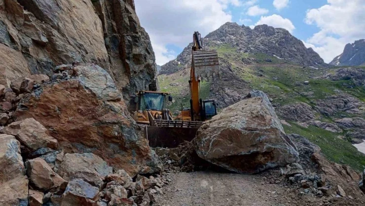 Yola düşen dev kayalar temizlendi
