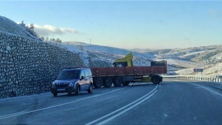 Yozgat'ta buzlanma nedeniyle çok sayıda tır sürücüsü zor anlar yaşadı