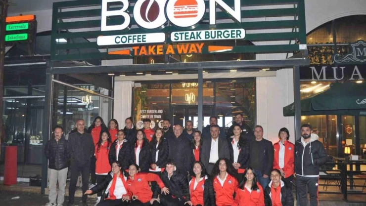 Yüksekova Belediyespor Kadın Futbol Takımı yemekte bir araya geldi