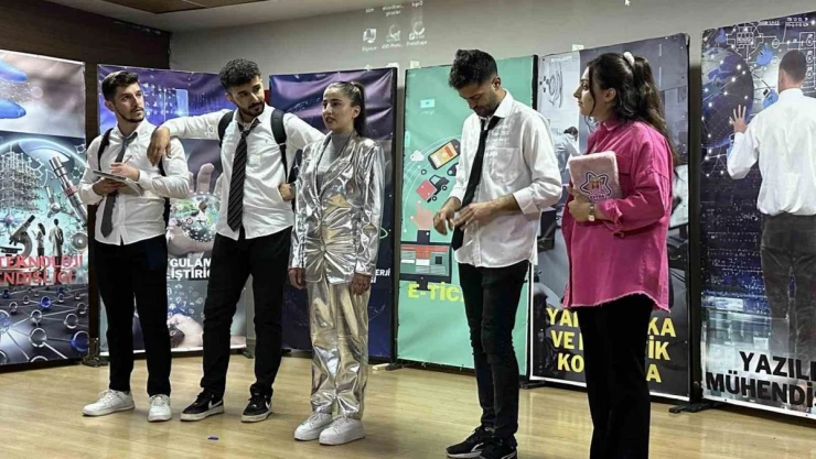 Yüksekova'da 'Geleceğin Teknoloji Yıldızları Yetişiyor' programı tiyatroyla tanıtıldı