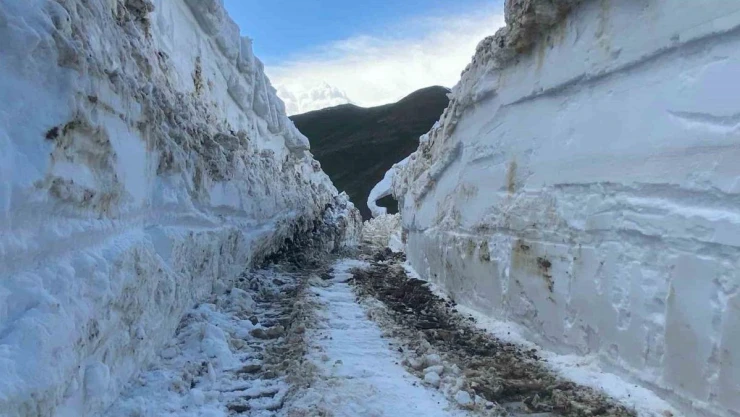 Yüksekova'da 5 metreyi bulan kar