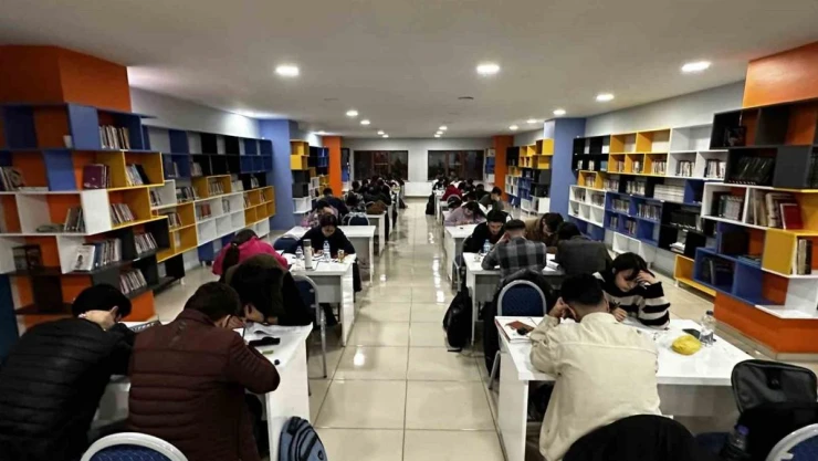 Yüksekova'da açılan kütüphaneler sayesinde öğrenciler sahura kadar çalışıyor