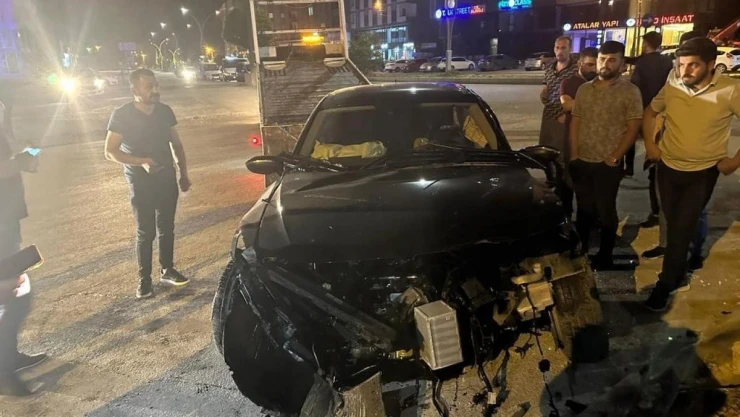 Yüksekova'da aracıyla elektrik direğine çarpan sürücü yaralandı