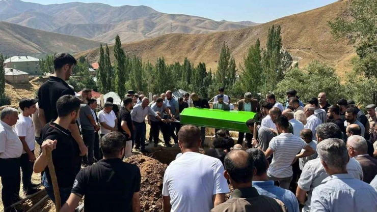 Yüksekova'da boğulan vatandaş son yolculuğuna uğurlandı