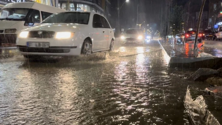 Yüksekova'da caddeler göle döndü, araçlar adeta suda yüzdü