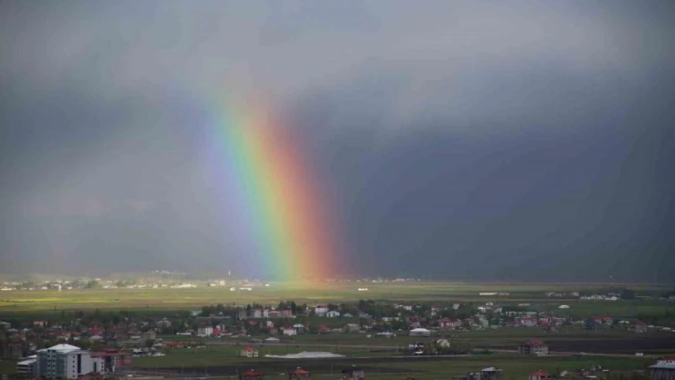 Yüksekova'da gökkuşağı görenleri hayran bıraktı