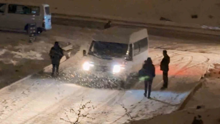 Yüksekova'da kar ve fırtınadan dolayı çok sayıda araç mahsur kaldı: Vatandaşlar evlerine yürüyerek gittiler