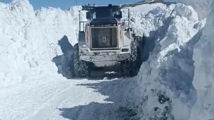 Yüksekova'da karla mücadele çalışması