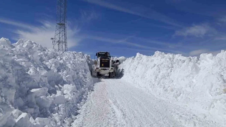Yüksekova'da karla mücadele sürüyor