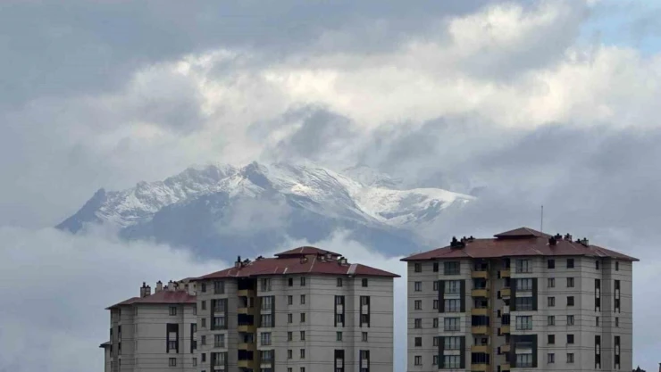 Yüksekova'da karlı dağlarla bütünleşen bulutlardan görsel şölen