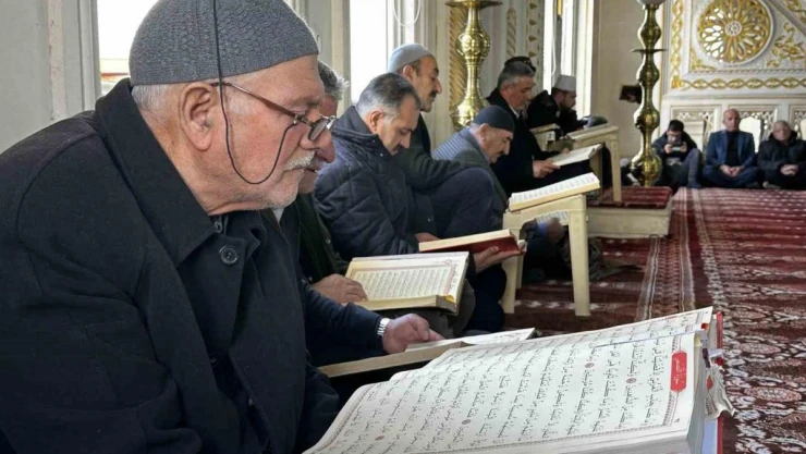 Yüksekova'da mukabele geleneği yaşatılıyor