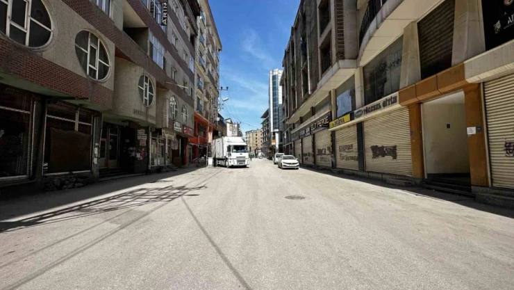 Yüksekova'da seçimler nedeniyle sokaklar boş kaldı