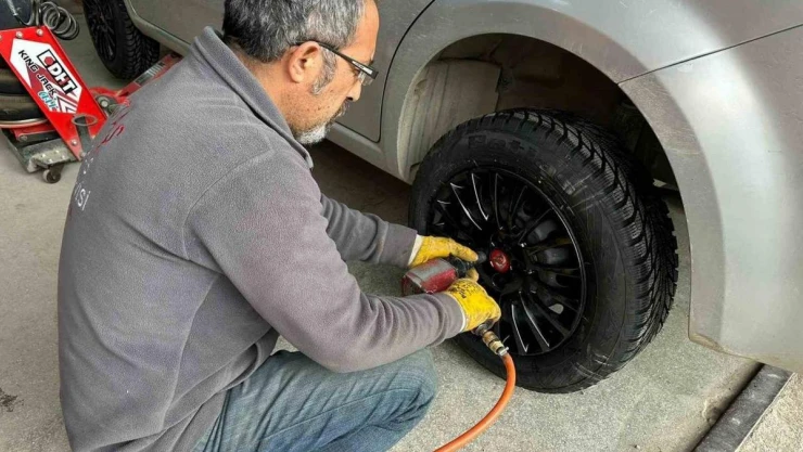 Yüksekova'da sürücüler kış lastiklerini taktırıyor