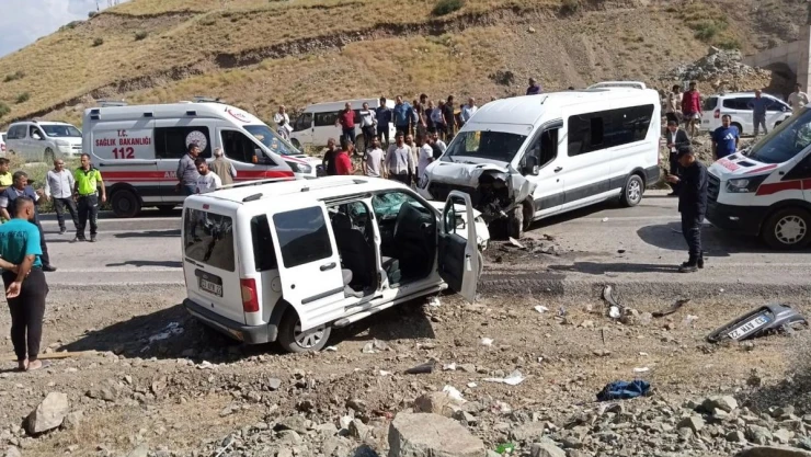Yüksekova'da yolcu minibüsü ile hafif ticari araç kafa kafaya çarpıştı: 2'si ağır 7 yaralı