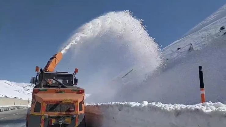Yüksekova-Esendere karayolunda karla mücadele