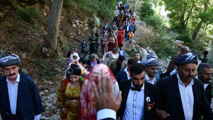 Yüz yıllık düğün geleneğinde gelin ve damada 4,5 milyon takı