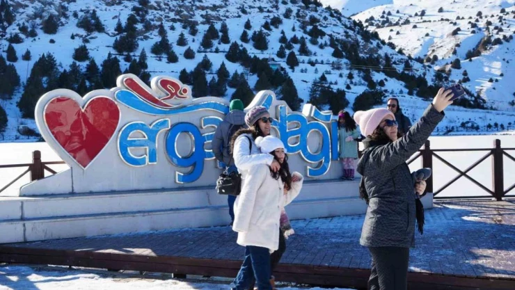 Yüzeyi buz tutan Ardıçlı Gölü'nde mest eden kış manzarası