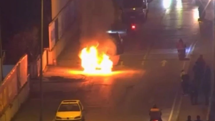 Zeytinburnu'nda park halindeki araç alev aldı