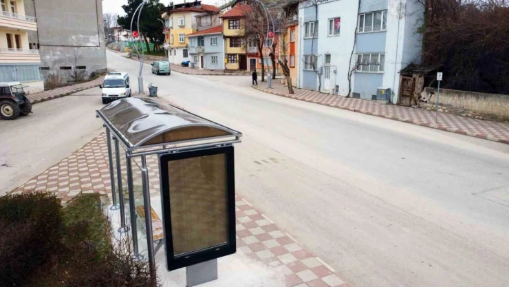 Zile'de otobüs durakları yenilendi