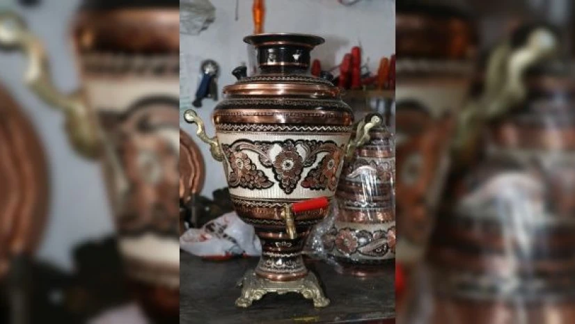 Erzincan'da bakırlar çelik uçlu kalemlerle şekilleniyor