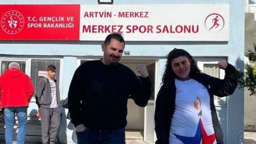 Karslı kız öğrenci bilek güreşinde şampiyon oldu