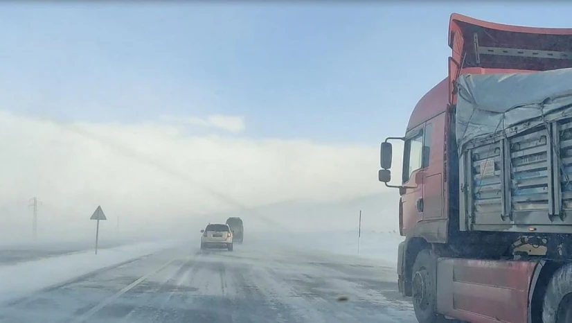 Ardahan'ın yüksek kesimlerinde etkili olan tipi ulaşımı aksatıyor