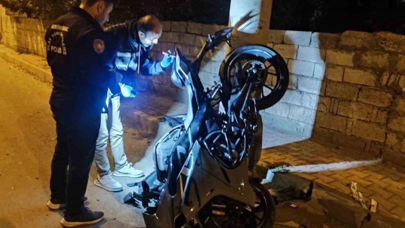 Arkadaşından ekmek almak için motosikletini alan şahıs beton direğe çarptı: 1 ağır yaralı